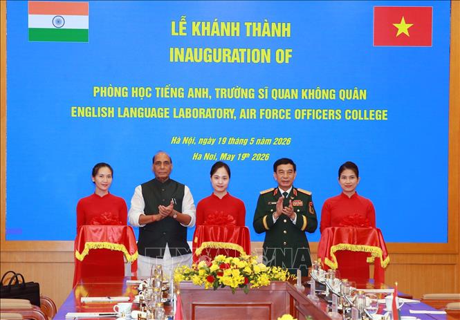  Phó Thủ tướng, Bộ trưởng Quốc phòng Phan Văn Giang và Bộ trưởng Quốc phòng Ấn Độ Rajnath Singh cắt băng khánh thành phòng học Ngoại ngữ của Trường sĩ quan Không quân, do Chính phủ Ấn Độ hỗ trợ. Ảnh: Trọng Đức - TTXVN