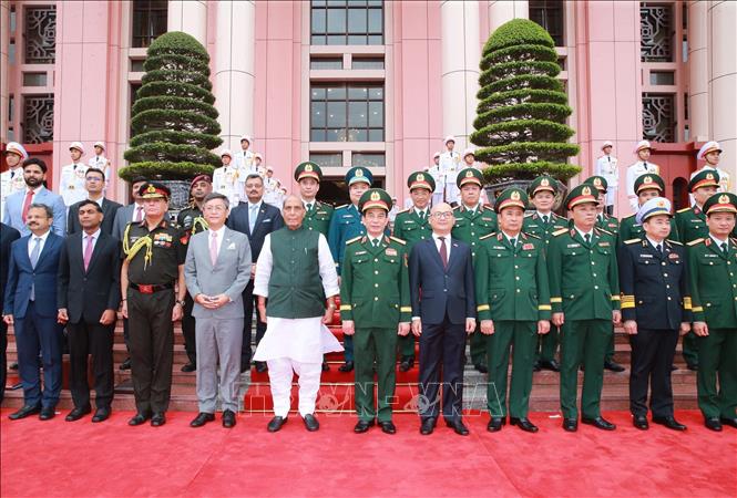 General Phan Van Giang, Indian Defence Minister Rajnath Singh and the two countries' delegates. VNA Photo: Trọng Đức 