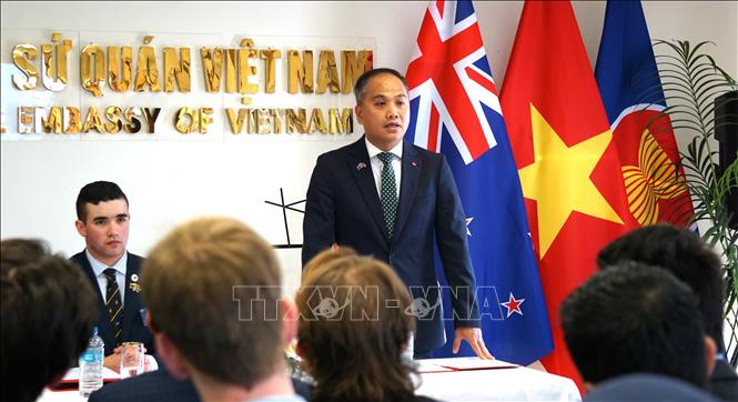 Đại sứ Việt Nam tại New Zealand Phan Minh Giang chúc mừng NZMAM 2026 thành công tốt đẹp. Ảnh: TTXVN phát