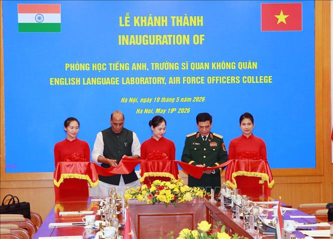 General Phan Van Giang and Indian Defence Minister Rajnath Singh attend the inauguration of the Air Force Officers College's English language laboratory funded by the Indian Government. VNA Photo: Trọng Đức 