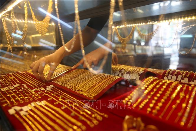 Giá vàng giao ngay tăng 0,2% lên 4.548,14 USD/ounce, trong khi giá vàng giao tháng 6/2026 giảm nhẹ 0,1% còn 4.558 USD/ounce ngày 18/5/2026. Trong ảnh: Trang sức vàng được bày bán tại cửa hàng ở Yangon, Myanmar. Ảnh: THX/TTXVN 