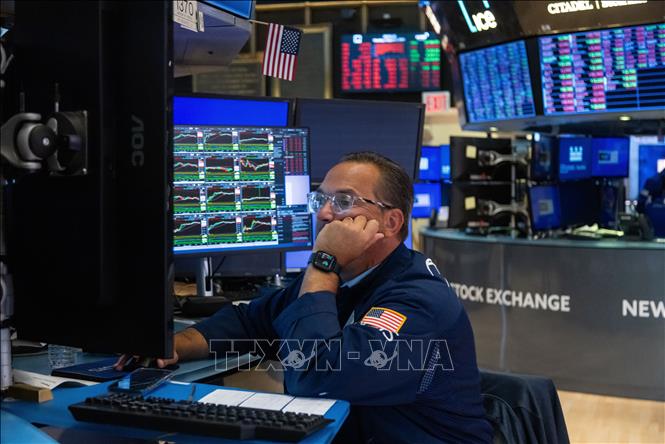Ngày 18/5/2026, chỉ số Nasdaq Composite giảm 134,41 điểm (0,51%) xuống 26.090,73 điểm, S&P 500 giảm 5,45 điểm (0,07%) xuống 7.403,05 điểm, trong khi Dow Jones tăng 159,95 điểm (0,32%) lên 49.686,12 điểm. Đây là phiên giảm điểm thứ hai liên tiếp của Nasdaq và S&P 500, tạm dừng đà tăng từ cuối tháng 3. Trong ảnh: Giao dịch viên tại sàn chứng khoán New York, Mỹ. Ảnh: THX/TTXVN