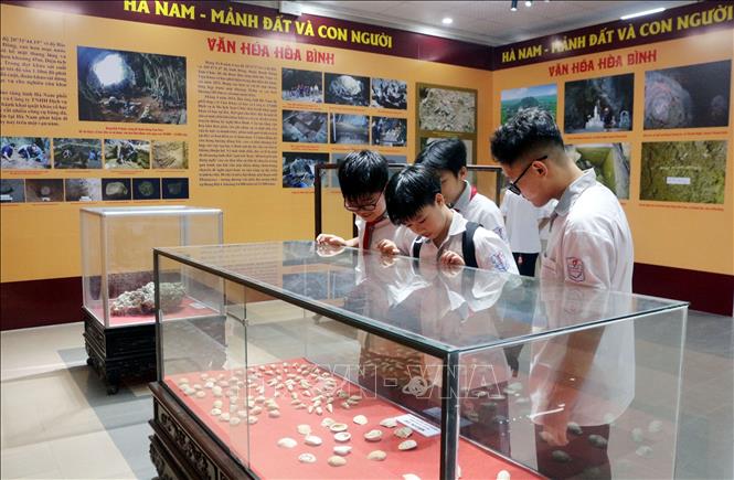 Các học sinh tham quan không gian trưng bày giới thiệu những tư liệu về di sản văn hóa tiêu biểu tỉnh Ninh Bình  Ảnh: Thanh Tuấn - TTXVN