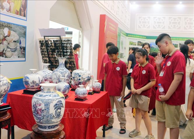 Học sinh tham quan không gian trưng bày giới thiệu về di sản văn hóa tiêu biểu tỉnh Ninh Bình. Ảnh: Thanh Tuấn - TTXVN
