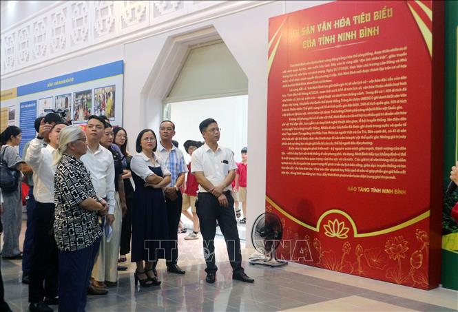 Các đại biểu, nhân dân, học sinh tham quan không gian trưng bày về di sản văn hóa tiêu biểu tỉnh Ninh Bình. Ảnh: Thanh Tuấn - TTXVN