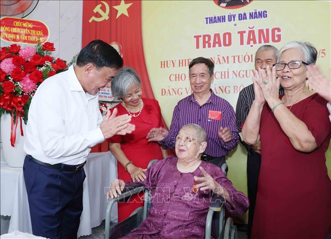 Thường trực Ban Bí thư Trần Cẩm Tú trao Huy hiệu 80 năm tuổi Đảng cho đồng chí Nguyễn Thị Khả, phường An Hải, thành phố Đà Nẵng. Ảnh: Phương Hoa - TTXVN
