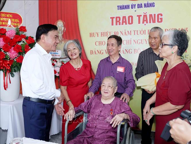 Thường trực Ban Bí thư Trần Cẩm Tú trao Huy hiệu 80 năm tuổi Đảng cho đồng chí Nguyễn Thị Khả, phường An Hải, thành phố Đà Nẵng. Ảnh: Phương Hoa - TTXVN