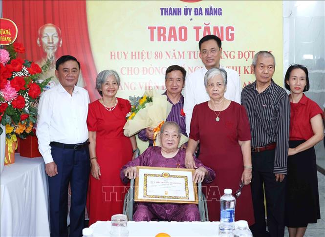 Thường trực Ban Bí thư Trần Cẩm Tú trao Huy hiệu 80 năm tuổi Đảng cho đồng chí Nguyễn Thị Khả, phường An Hải, thành phố Đà Nẵng. Ảnh: Phương Hoa - TTXVN