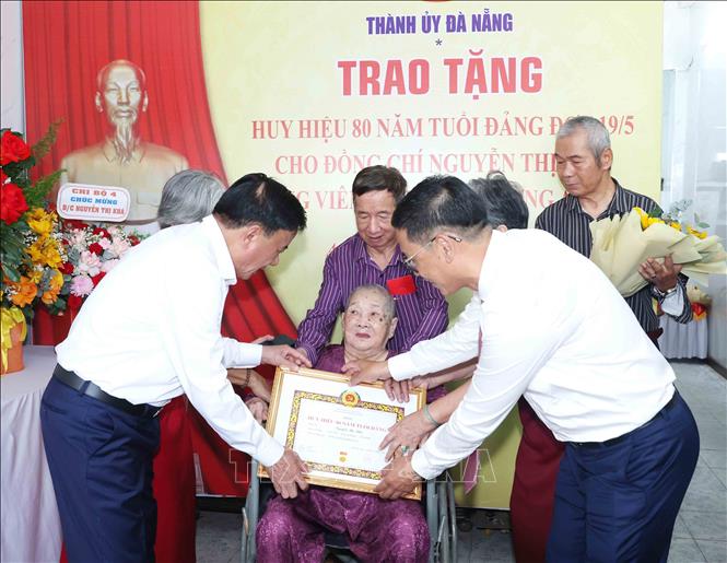 Thường trực Ban Bí thư Trần Cẩm Tú trao Huy hiệu 80 năm tuổi Đảng cho đồng chí Nguyễn Thị Khả, phường An Hải, thành phố Đà Nẵng. Ảnh: Phương Hoa - TTXVN