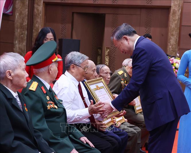 Tổng Bí thư, Chủ tịch nước Tô Lâm trao giấy chứng nhận cho các đảng viên lão thành được nhận Huy hiệu 80, 75 và 70 năm tuổi Đảng. Ảnh: Văn Điệp – TTXVN 