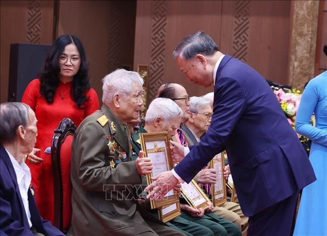 Tổng Bí thư, Chủ tịch nước Tô Lâm trao giấy chứng nhận cho các đảng viên lão thành được nhận Huy hiệu 80, 75 và 70 năm tuổi Đảng. Ảnh: Văn Điệp – TTXVN 