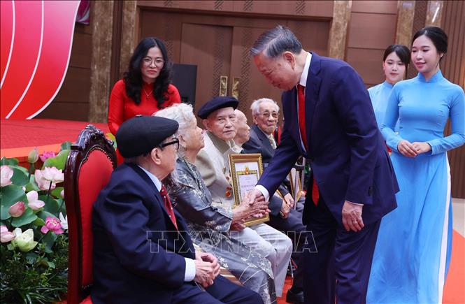 Tổng Bí thư, Chủ tịch nước Tô Lâm trao giấy chứng nhận cho các đảng viên lão thành được nhận Huy hiệu 80, 75 và 70 năm tuổi Đảng. Ảnh: Văn Điệp – TTXVN 