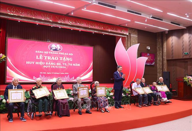 Tổng Bí thư, Chủ tịch nước Tô Lâm trao giấy chứng nhận cho các đảng viên lão thành được nhận Huy hiệu 80, 75 và 70 năm tuổi Đảng. Ảnh: Văn Điệp – TTXVN 