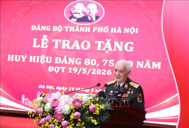 Đồng chí Nguyễn Tụ, Thiếu tướng, Anh hùng lực lượng vũ trang nhân dân, nguyên Bí thư Đảng uỷ, Phó Giám đốc Học viện Quân y, đảng viên chi bộ Tổ dân phố số 17 thuộc Đảng bộ phường Kim Liên - được tặng Huy hiệu 80 năm tuổi Đảng phát biểu. Ảnh: Văn Điệp – TTXVN