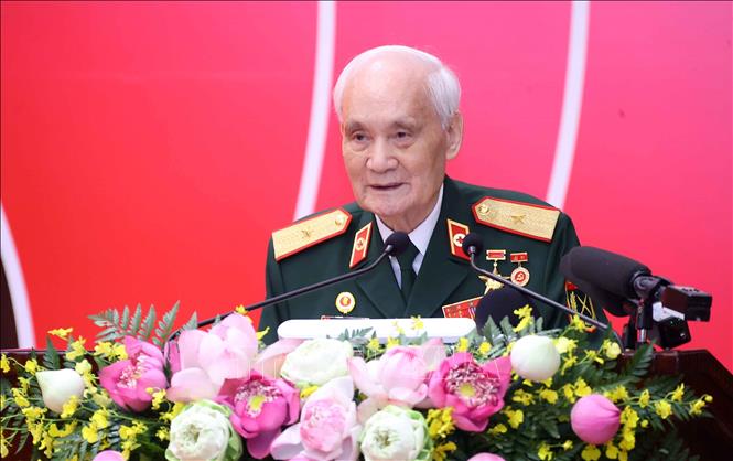 Đồng chí Nguyễn Tụ, Thiếu tướng, Anh hùng lực lượng vũ trang nhân dân, nguyên Bí thư Đảng uỷ, Phó Giám đốc Học viện Quân y, đảng viên chi bộ Tổ dân phố số 17 thuộc Đảng bộ phường Kim Liên - được tặng Huy hiệu 80 năm tuổi Đảng phát biểu. Ảnh: Văn Điệp – TTXVN