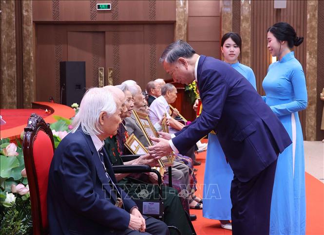 Tổng Bí thư, Chủ tịch nước Tô Lâm trao giấy chứng nhận cho các đảng viên lão thành được nhận Huy hiệu 80, 75 và 70 năm tuổi Đảng. Ảnh: Văn Điệp – TTXVN 