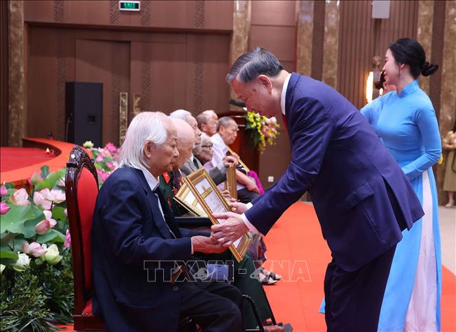 Tổng Bí thư, Chủ tịch nước Tô Lâm trao giấy chứng nhận cho các đảng viên lão thành được nhận Huy hiệu 80, 75 và 70 năm tuổi Đảng. Ảnh: Văn Điệp – TTXVN 