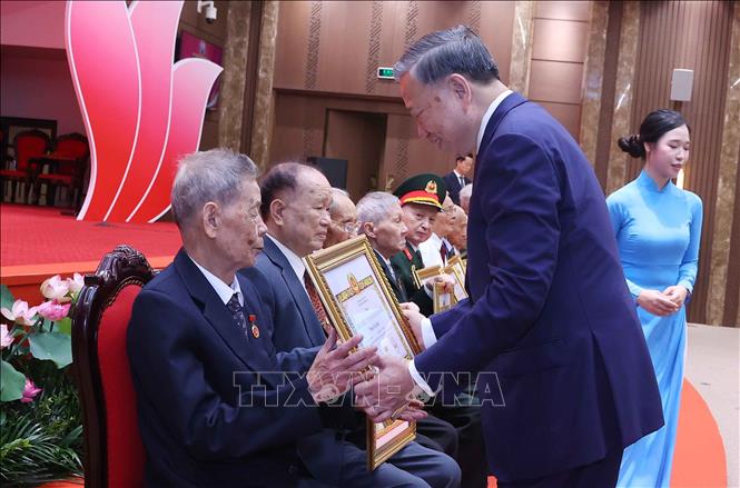 Tổng Bí thư, Chủ tịch nước Tô Lâm trao giấy chứng nhận cho các đảng viên lão thành được nhận Huy hiệu 80, 75 và 70 năm tuổi Đảng. Ảnh: Văn Điệp – TTXVN 