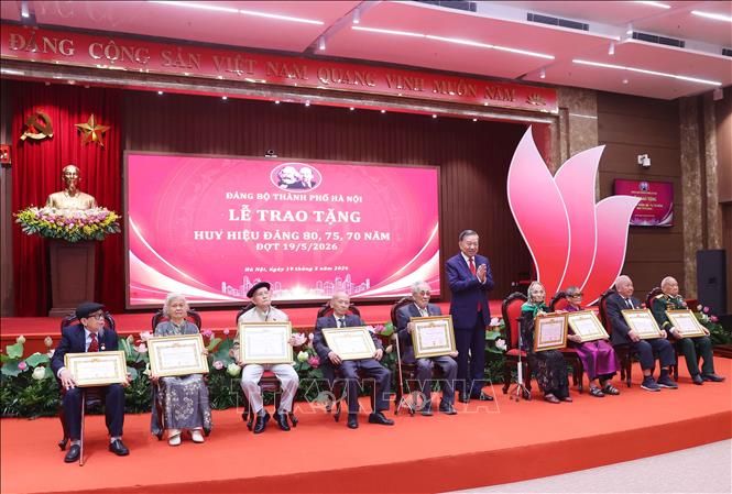 Tổng Bí thư, Chủ tịch nước Tô Lâm trao giấy chứng nhận cho các đảng viên lão thành được nhận Huy hiệu 80, 75 và 70 năm tuổi Đảng. Ảnh: Văn Điệp – TTXVN 