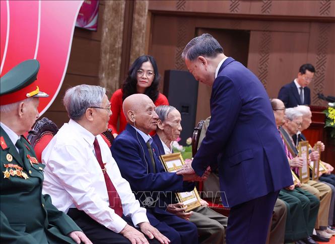 Tổng Bí thư, Chủ tịch nước Tô Lâm trao giấy chứng nhận cho các đảng viên lão thành được nhận Huy hiệu 80, 75 và 70 năm tuổi Đảng. Ảnh: Văn Điệp – TTXVN 