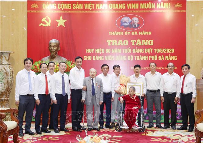Thường trực Ban Bí thư Trần Cẩm Tú trao Huy hiệu 80 năm tuổi Đảng cho các đảng viên cao tuổi thành phố Đà Nẵng. Ảnh: Phương Hoa - TTXVN