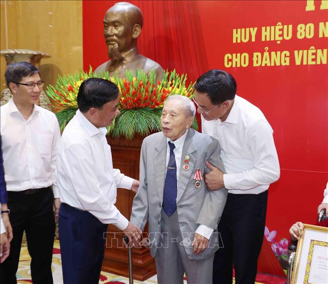 Thường trực Ban Bí thư Trần Cẩm Tú cùng đồng chí Trần Thanh Dân, đảng viên nhận Huy hiệu 80 năm tuổi Đảng thành phố Đà Nẵng. Ảnh: Phương Hoa - TTXVN