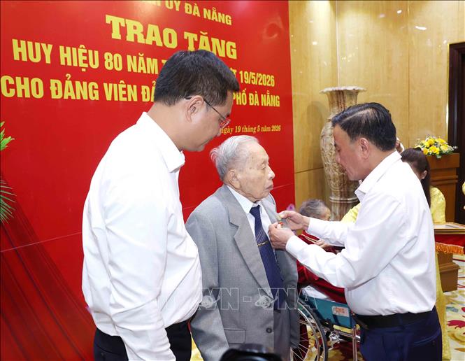 Thường trực Ban Bí thư Trần Cẩm Tú trao Huy hiệu 80 năm tuổi Đảng cho đồng chí Trần Thanh Dân, phường Hải Châu, thành phố Đà Nẵng. Ảnh: Phương Hoa - TTXVN