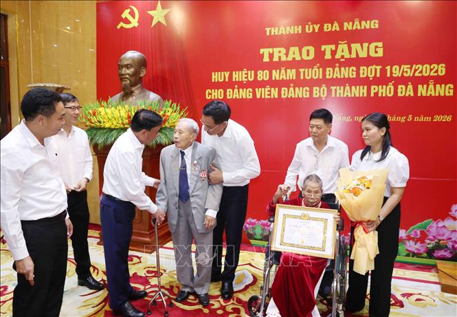 Thường trực Ban Bí thư Trần Cẩm Tú trao Huy hiệu 80 năm tuổi Đảng cho các đảng viên cao tuổi thành phố Đà Nẵng. Ảnh: Phương Hoa - TTXVN