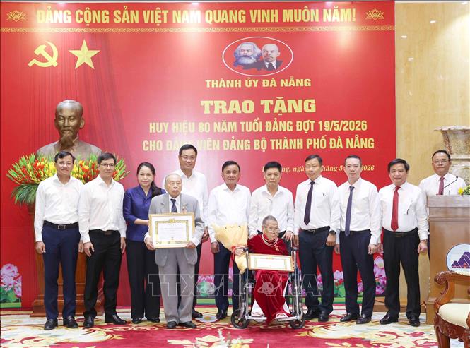 Thường trực Ban Bí thư Trần Cẩm Tú trao Huy hiệu 80 năm tuổi Đảng cho các đảng viên cao tuổi thành phố Đà Nẵng. Ảnh: Phương Hoa - TTXVN