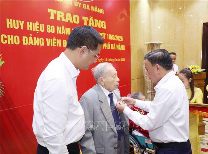 Thường trực Ban Bí thư Trần Cẩm Tú trao Huy hiệu 80 năm tuổi Đảng cho đồng chí Trần Thanh Dân, phường Hải Châu, thành phố Đà Nẵng. Ảnh: Phương Hoa - TTXVN