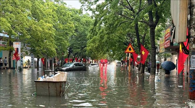 Một số tuyến phố thuộc thành phố Cẩm Phả (cũ) bị ngập sâu do mưa và nước biển dâng cao sáng 19/5. Ảnh: TTXVN phát 