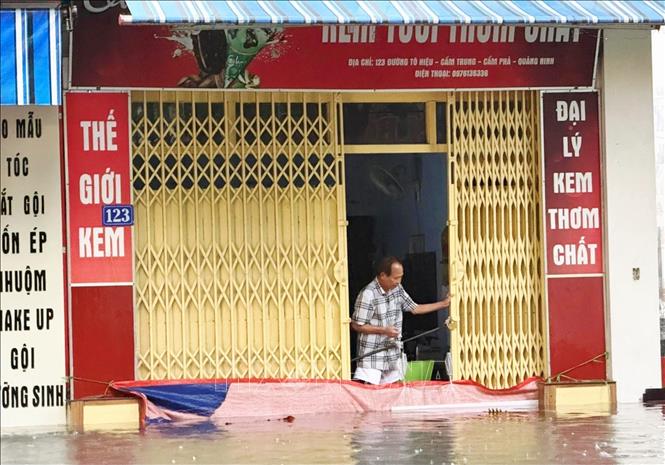 Người dân Quảng Ninh che chắn, ngăn nước vào nhà sáng 19/5. Ảnh: TTXVN phát 