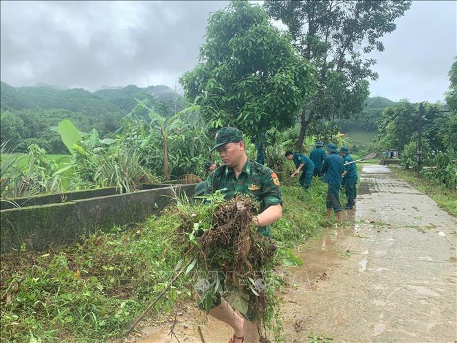 Cán bộ, chiến sĩ Đồn Biên phòng Quảng Đức (Quảng Ninh) cùng nhân dân khắc phục hậu quả mưa lũ. Ảnh: TTXVN phát 