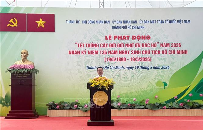 Phó Chủ tịch UBND TP. Hồ Chí Minh Bùi Minh Thạnh phát động “Tết trồng cây đời đời nhớ ơn Bác Hồ” và trồng cây xanh năm 2026 trên địa bàn Thành phố. Ảnh: Hồng Đạt - TTXVN