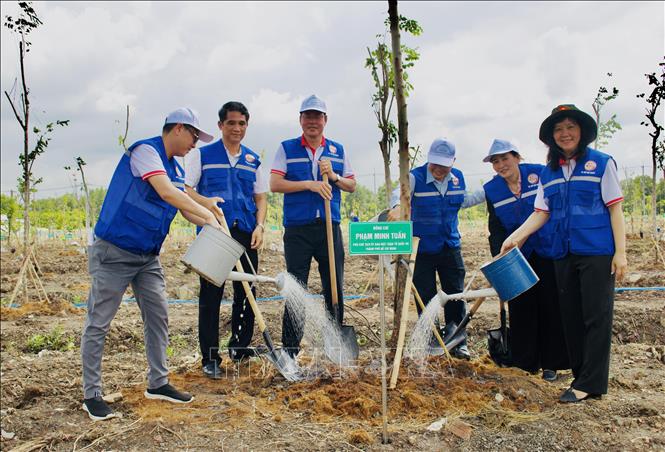 Các đại biểu cùng người dân tham gia trồng cây xanh tại Công viên Văn hóa Láng Le, xã Bình Lợi, hưởng ứng “Tết trồng cây đời đời nhớ ơn Bác Hồ” năm 2026. Ảnh: Hồng Đạt - TTXVN