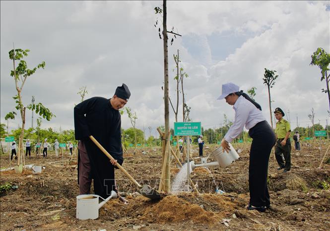 Các đại biểu cùng người dân tham gia trồng cây xanh tại Công viên Văn hóa Láng Le, xã Bình Lợi, hưởng ứng “Tết trồng cây đời đời nhớ ơn Bác Hồ” năm 2026. Ảnh: Hồng Đạt - TTXVN