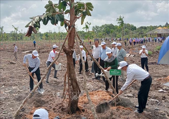 Các đại biểu cùng người dân tham gia trồng cây xanh tại Công viên Văn hóa Láng Le, xã Bình Lợi, hưởng ứng “Tết trồng cây đời đời nhớ ơn Bác Hồ” năm 2026. Ảnh: Hồng Đạt - TTXVN