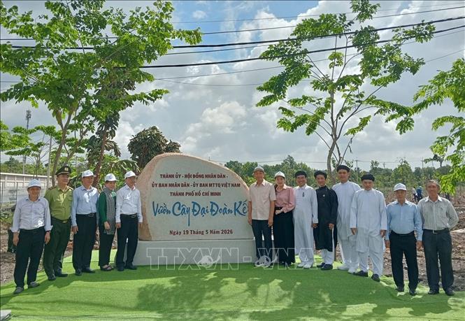 Các đại biểu tại Vườn cây Đại đoàn kết (Công viên Văn hóa Láng Le, xã Bình Lợi, TP. Hồ Chí Minh) trong dịp “Tết trồng cây đời đời nhớ ơn Bác Hồ” và trồng cây xanh năm 2026. Ảnh: Hồng Đạt - TTXVN