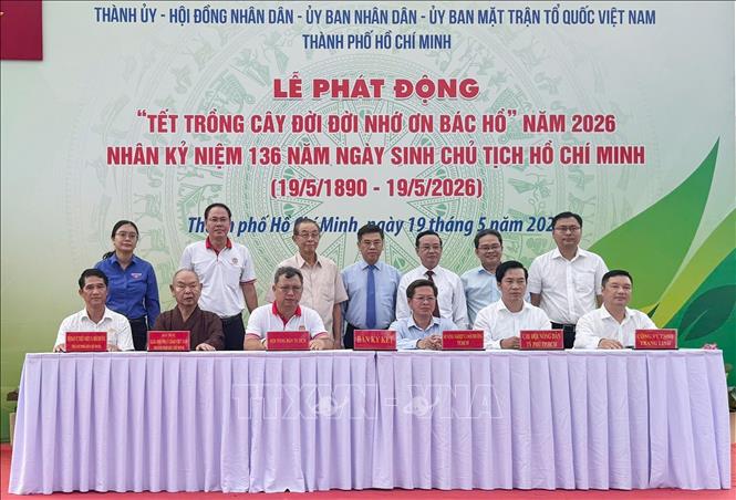 Đại diện Hội Nông dân TP. Hồ Chí Minh, Sở Nông nghiệp và Môi trường cùng các đơn vị phối hợp ký kết biên bản ghi nhớ triển khai các hoạt động hưởng ứng phong trào “Thành phố muôn sắc hoa” giai đoạn 2026 - 2030. Ảnh: Hồng Đạt - TTXVN