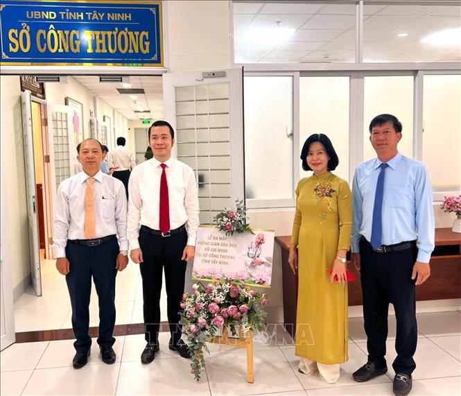 Bá Nguyễn Thị Xuân Hương, Trưởng Ban Tuyên giáo và Dân vận Tỉnh ủy Tây Ninh, cùng lãnh đạo sở Công thương tại lễ ra mắt Không gian văn hóa Hồ Chí Minh. Ảnh: Thanh Bình -TTXVN