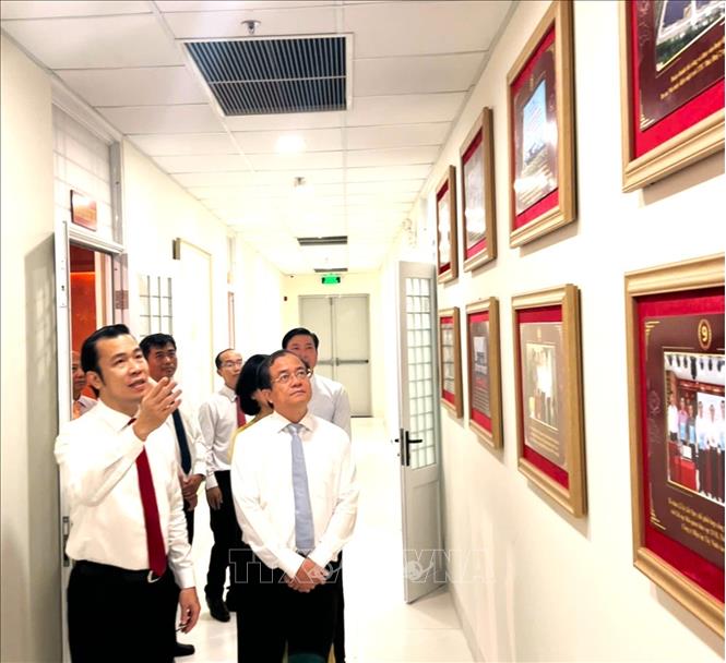 Ông Nguyễn Hồng Thanh, Phó Chủ tịch Thường trực UBND tỉnh Tây Ninh, thăm qua Không văn hóa Hồ Chí Minh tại Sở Công thương. Ảnh: Thanh Bình -TTXVN