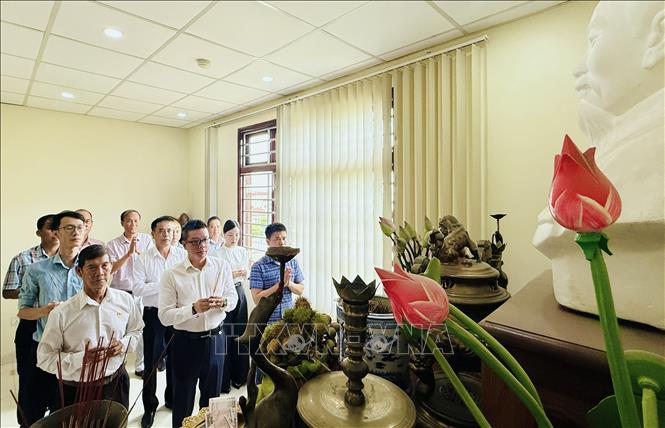 Tổng Lãnh sự Việt Nam tại tỉnh Battambang Trần Tuấn Anh (hàng đầu, thứ 2 từ trái sang) cùng cán bộ, nhân viên Tổng Lãnh sự quán thực hiện nghi thức dâng hương. Ảnh: Quang Anh - PV TTXVN tại Campuchia 