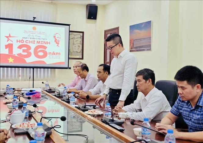 Tổng Lãnh sự Việt Nam tại tỉnh Battambang Trần Tuấn Anh phát biểu tại buổi sinh hoạt chuyên đề tưởng nhớ Chủ tịch Hồ Chí Minh. Ảnh: Quang Anh - PV TTXVN tại Campuchia