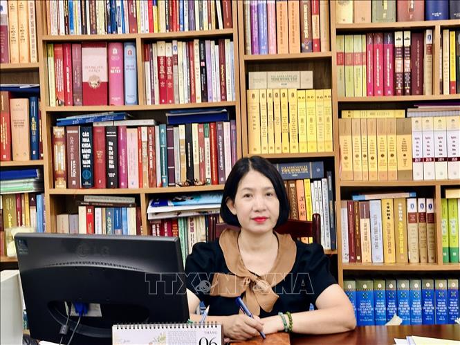 PGS.TS Vương Thị Hường, Phó Viện trưởng Viện Nghiên cứu Hán - Nôm (Viện Hàn lâm Khoa học xã hội Việt Nam) đánh giá bài viết chỉ rõ một quy luật phát triển của văn hóa Việt Nam. Ảnh: Diệu Thúy – TTXVN