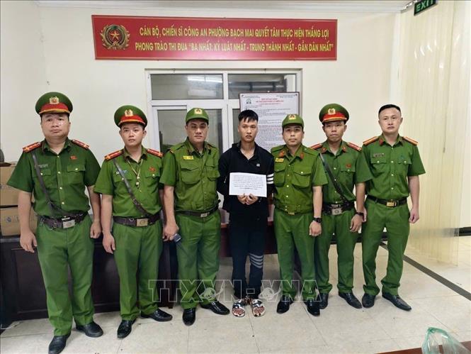 Đối tượng cướp tiệm vàng trên phố Vọng, phường Bạch Mai (Hà Nội) nhanh chóng bị lực lượng chức năng bắt giữ. Ảnh: TTXVN phát.