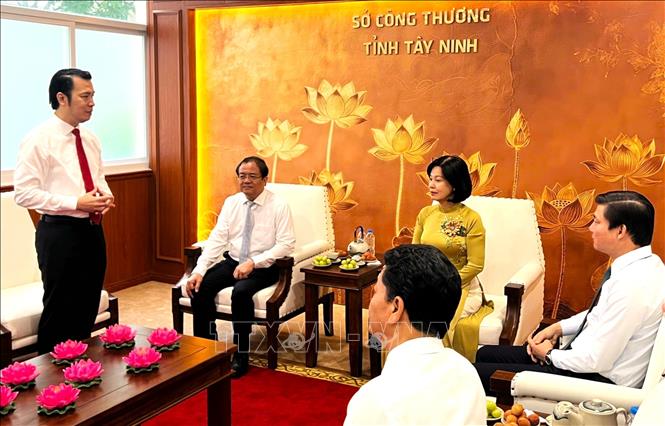 Ông Trương Tấn Sơn -Giám đốc Sở Công thương, thông tin đến bà Nguyễn Thị Xuân Hương - Trưởng Ban Tuyên giáo và Dân vận Tỉnh ủy Tây Ninh và Phó Chủ tịch thường trực UBND tỉnh Tây Ninh Nguyễn Hồng Thanh về ý nghĩa của việc đưa vào hoạt động Không gian văn hóa Hồ Chí Minh. Ảnh: Thanh Bình -TTXVN