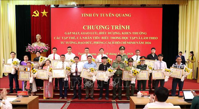 Các cá nhân điển hình tiêu biểu trong học tập và làm theo tư tưởng, đạo đức, phong cách Hồ Chí Minh năm được Chủ tịch UBND tỉnh Tuyên Quang tặng Bằng khen. Ảnh: Quang Cường – TTXVN.