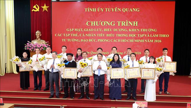Bí thư Tỉnh ủy Tuyên Quang Hầu A Lềnh tặng Bằng khen của Chủ tịch UBND tỉnh cho các tập thể điển hình tiêu biểu trong học tập và làm theo tư tưởng, đạo đức, phong cách Hồ Chí Minh năm 2026 trên địa bàn tỉnh. Ảnh: Quang Cường – TTXVN.