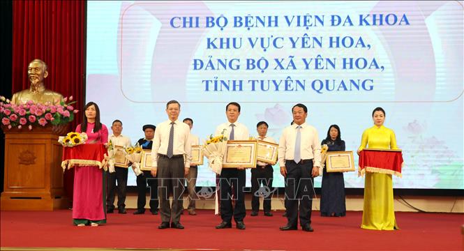 Bí thư Tỉnh ủy Tuyên Quang Hầu A Lềnh (phải) tặng Bằng khen của Chủ tịch UBND tỉnh cho các tập thể điển hình tiêu biểu trong học tập và làm theo tư tưởng, đạo đức, phong cách Hồ Chí Minh năm 2026 trên địa bàn tỉnh. Ảnh: Quang Cường – TTXVN.