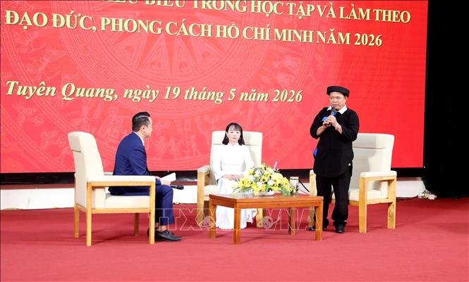 Tấm gương điển hình, tiêu biểu chia sẻ kinh nghiệm trong học tập và làm theo làm theo tư tưởng, đạo đức, phong cách Hồ Chí Minh. Ảnh: Quang Cường – TTXVN.